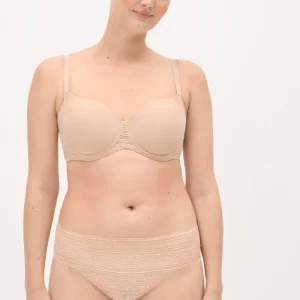 Conjunto de lingerie com sutiã com aro e calcinha midi nude.