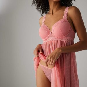 Conjunto de lingerie com camisa de noite e tanga cor-de-rosa