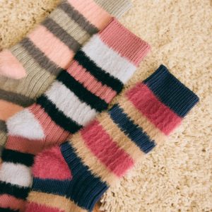 Pacote com 3 meias femininas listradas extra macias