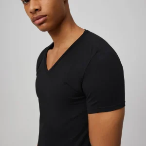 Camisola preta de manga curta com decote em V