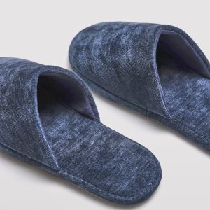 Chinelos lisos com estampa azul marinho