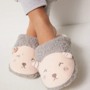 Chinelos cobertas de pelo
