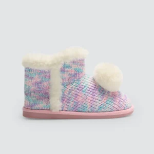 Botinhas infantis com detalhes de pelo e pompom