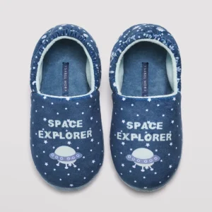 Chinelos fechados com design de espaço marinho