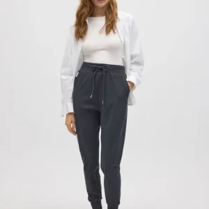 Calça jogger texturizada em carvão