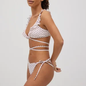 Cueca de biquíni brasileira com nó de bolinhas brancas