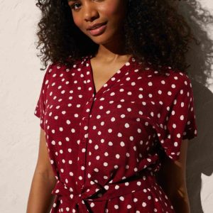 Vestido de praia curto com estampado plumeti castanho