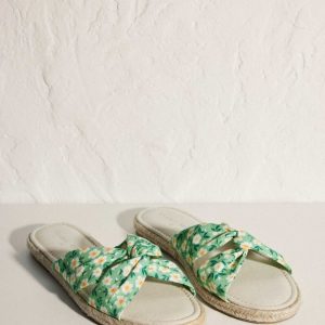 Sandálias com estampado floral verde