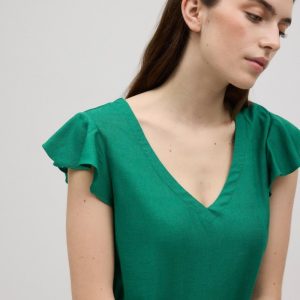 Vestido curto evasê com detalhe de mangas verdes
