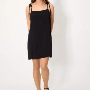 Vestido preto curto com alças que se amarram