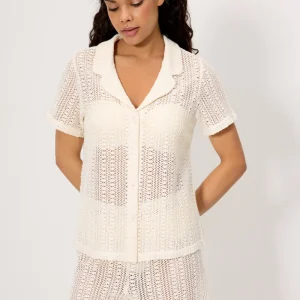 Camisa bege de manga curta com detalhes vazados