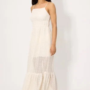 Vestido longo vazado com forro marfim