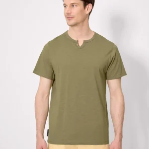 Camiseta básica de manga curta com gola henley na cor verde.