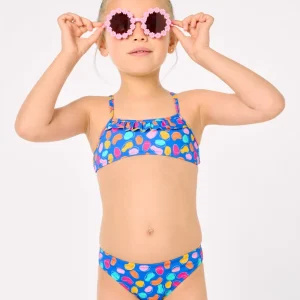 Biquíni infantil com detalhe de babado e estampa multicolorida de formas orgânicas.