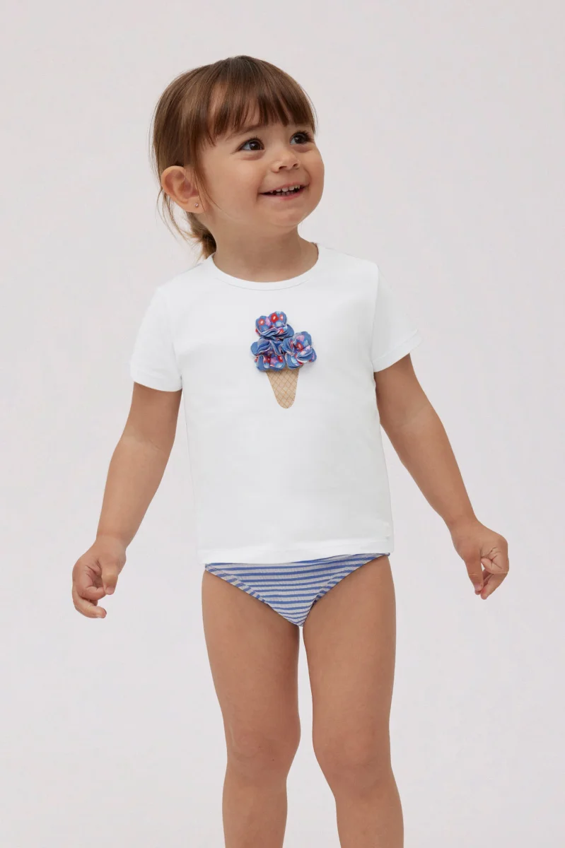 Conjunto de fato de banho para bebé com parte de baixo texturizada às riscas azuis e t-shirt