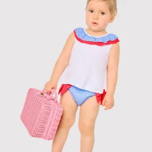 Conjunto para bebê: camiseta e calcinha com detalhes de babados e laços, estampa floral.