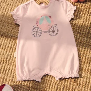 Macacão de bebê com mangas curtas e carrinho