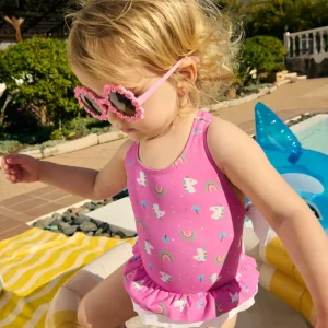 Maiô infantil para menina com detalhes de babados e laços, estampa de unicórnio.