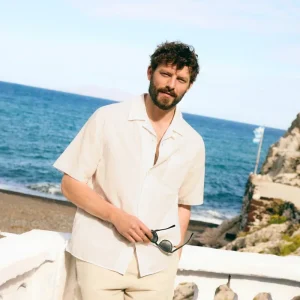 Camisa branca de manga curta com efeito linho e botões