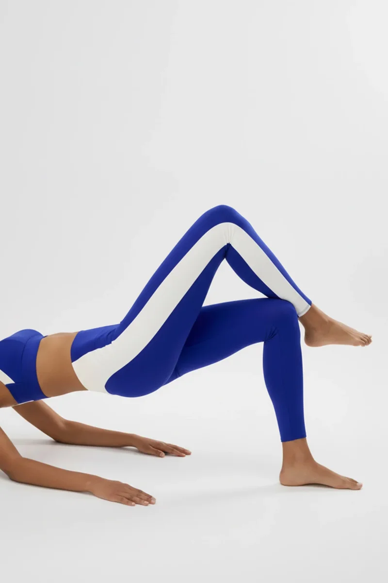 Calça legging esportiva longa azul com efeito push-up e listra contrastante. - Image 5